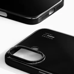 IDEAL OF SWEDEN Slim MagSafe Case – mobildeksel til iPhone 16 Svart